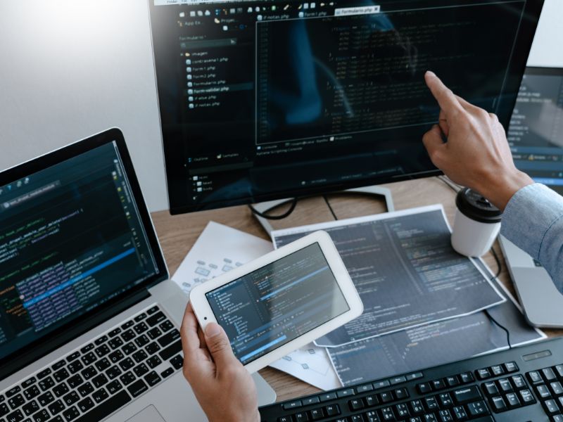 SPA thường sử dụng c&aacute;c framework như Angular, React hoặc Vue để x&acirc;y dựng giao diện người d&ugrave;ng tương t&aacute;c