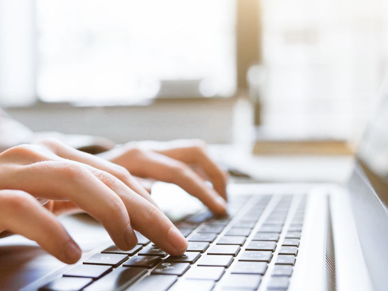 Cập nhật th&ocirc;ng tin b&agrave;i viết thường xuy&ecirc;n gi&uacute;p cải thiện thứ hạng website